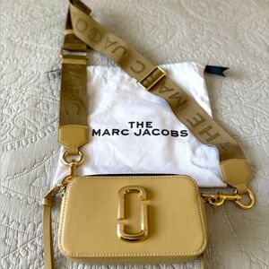 Marc Jacob’s Snapshot bag in an easy to style neutral color and strap.